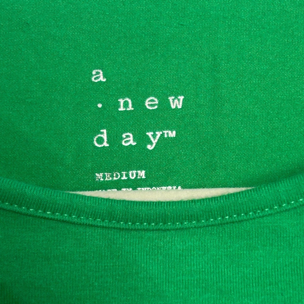 SOLD***Kelly green youthful chic playful cropped boxy dramatic puff sleeve - Picture 5 of 6